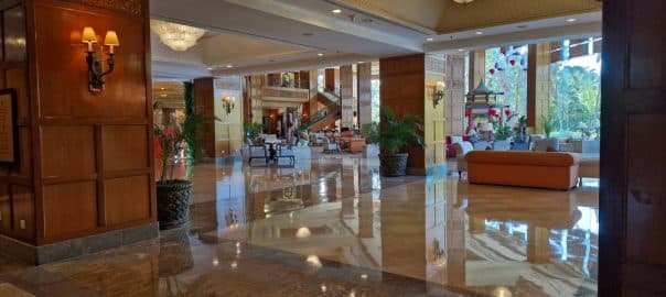The arrangement of the lobby and living room is neat and gives a luxurious impression for a hotel.